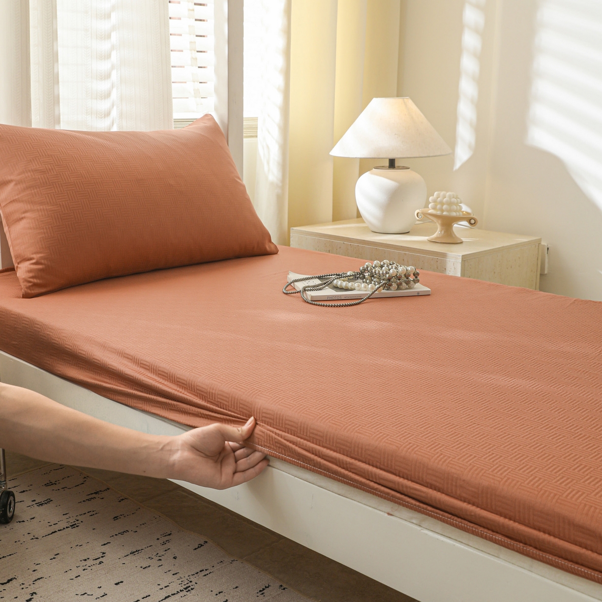 91家纺网 家纺一手货源 找家纺 简宜家居（朝初家纺） 2025新款60支贡缎提花A版纯棉床笠 简约-咖