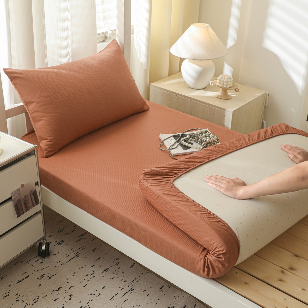 91家纺网 家纺一手货源 找家纺 简宜家居（朝初家纺） 2025新款60支贡缎提花A版纯棉床笠 简约-咖