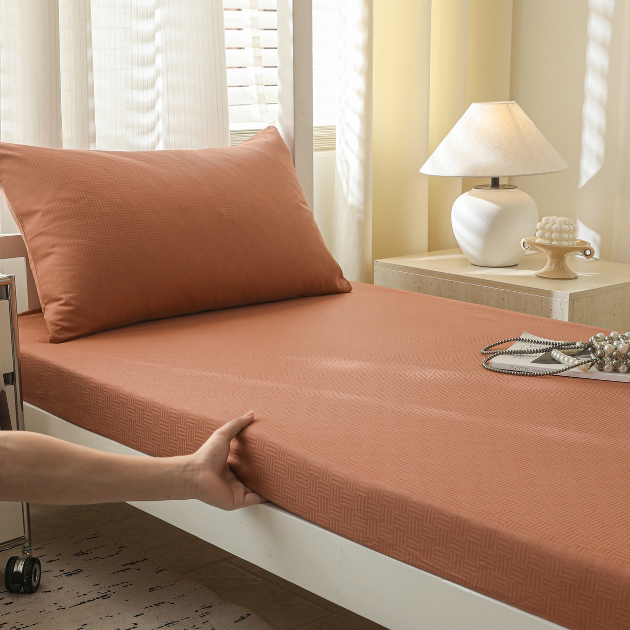 91家纺网 家纺一手货源 找家纺 简宜家居（朝初家纺） 2025新款60支贡缎提花A版纯棉床笠 简约-咖