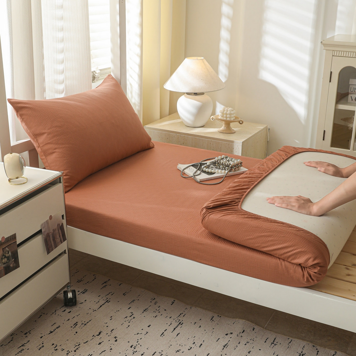 91家纺网 家纺一手货源 找家纺 简宜家居（朝初家纺） 2025新款60支贡缎提花A版纯棉床笠 简约-咖