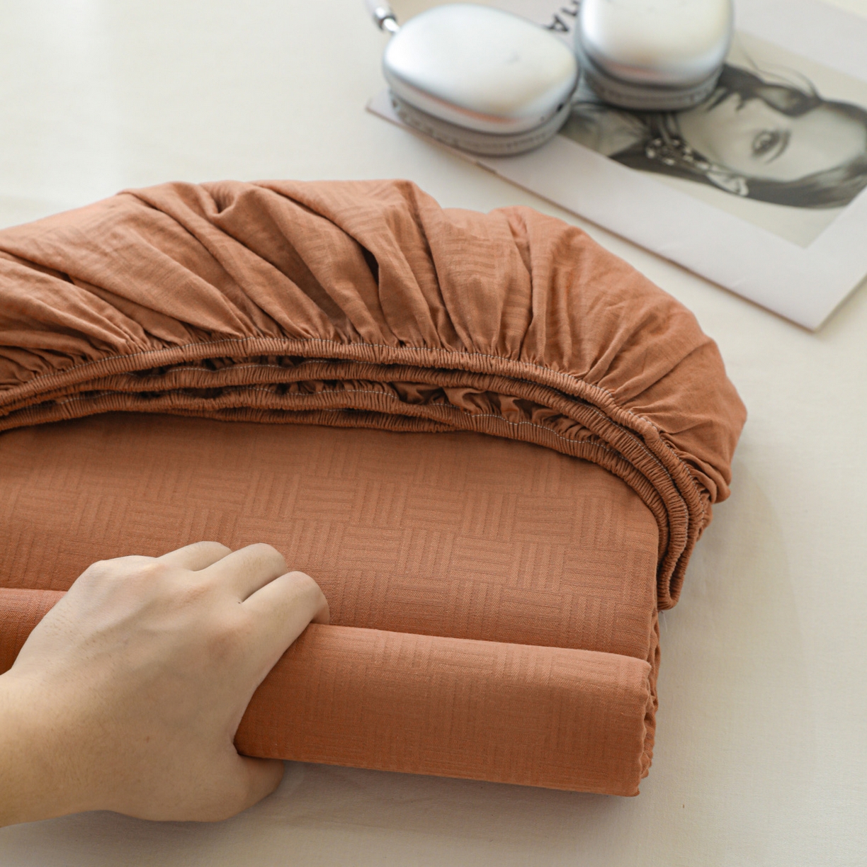 91家纺网 家纺一手货源 找家纺 简宜家居（朝初家纺） 2025新款60支贡缎提花A版纯棉床笠 简约-咖