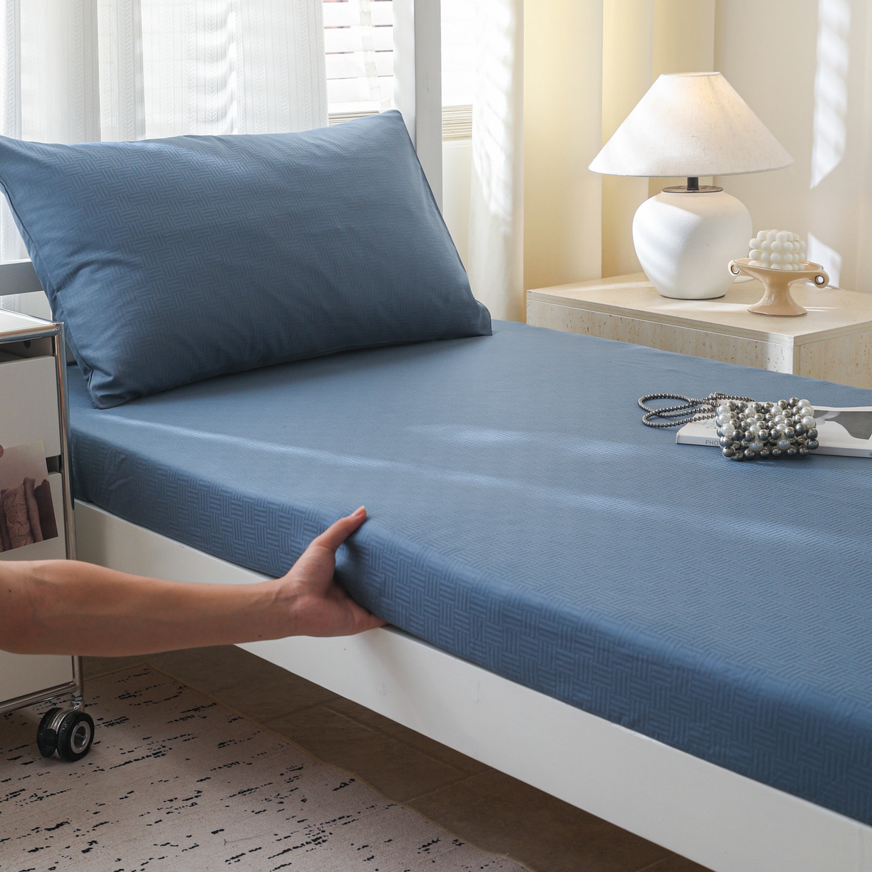 91家纺网 家纺一手货源 找家纺 简宜家居（朝初家纺） 2025新款60支贡缎提花A版纯棉床笠 简约-蓝