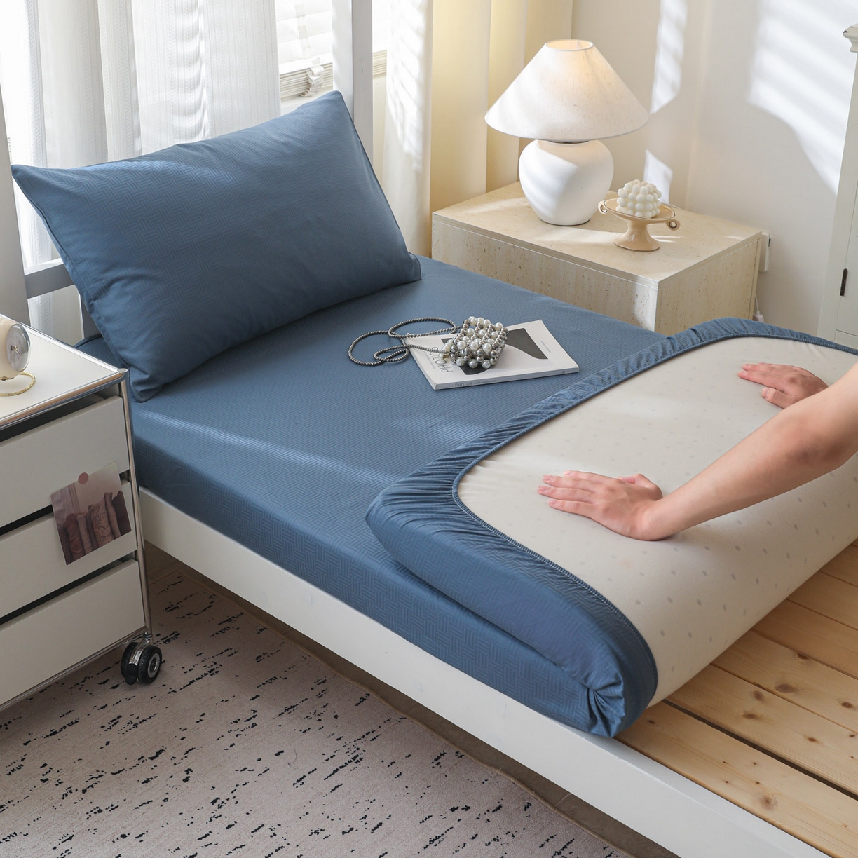 91家纺网 家纺一手货源 找家纺 简宜家居（朝初家纺） 2025新款60支贡缎提花A版纯棉床笠 简约-蓝