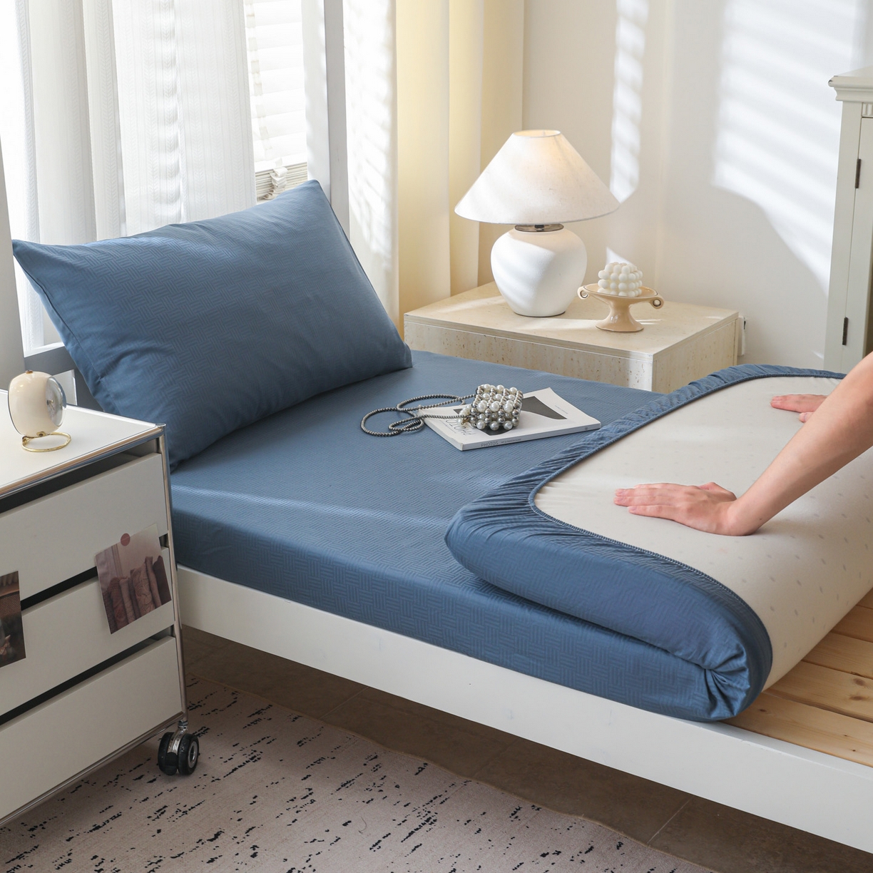 91家纺网 家纺一手货源 找家纺 简宜家居（朝初家纺） 2025新款60支贡缎提花A版纯棉床笠 简约-蓝