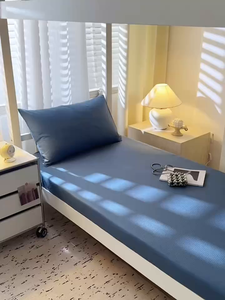 91家纺网 家纺一手货源 找家纺 简宜家居（朝初家纺） 2025新款60支贡缎提花A版纯棉床笠 简约-蓝