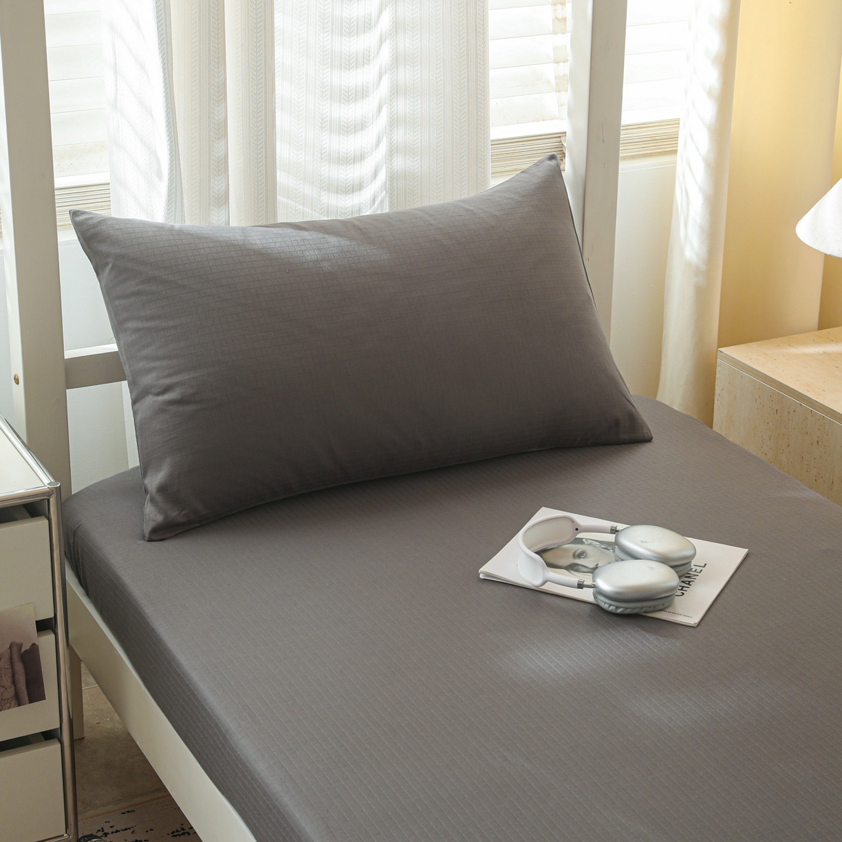 91家纺网 家纺一手货源 找家纺 简宜家居（朝初家纺） 2025新款60支贡缎提花A版纯棉床笠 绅士-灰