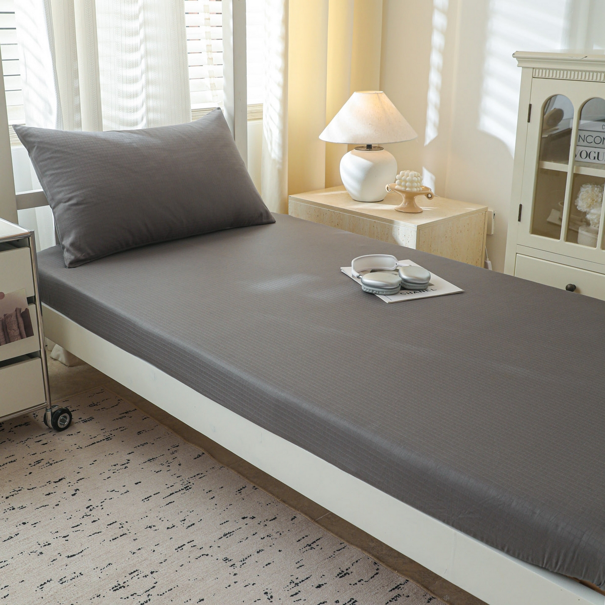 91家纺网 家纺一手货源 找家纺 简宜家居（朝初家纺） 2025新款60支贡缎提花A版纯棉床笠 绅士-灰