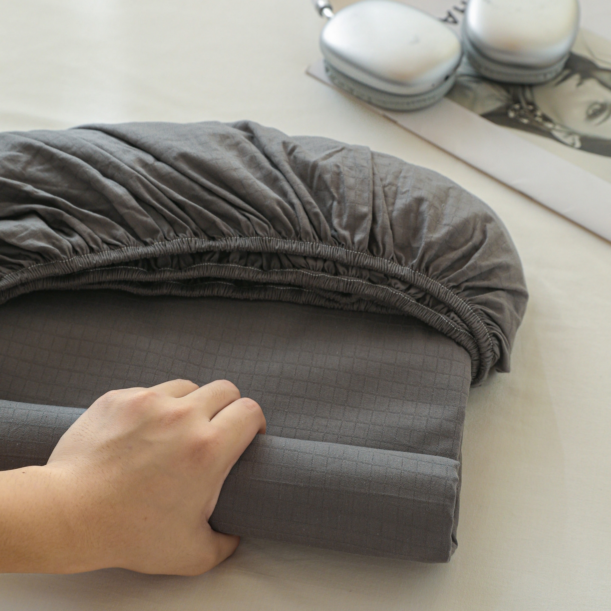 91家纺网 家纺一手货源 找家纺 简宜家居（朝初家纺） 2025新款60支贡缎提花A版纯棉床笠 绅士-灰