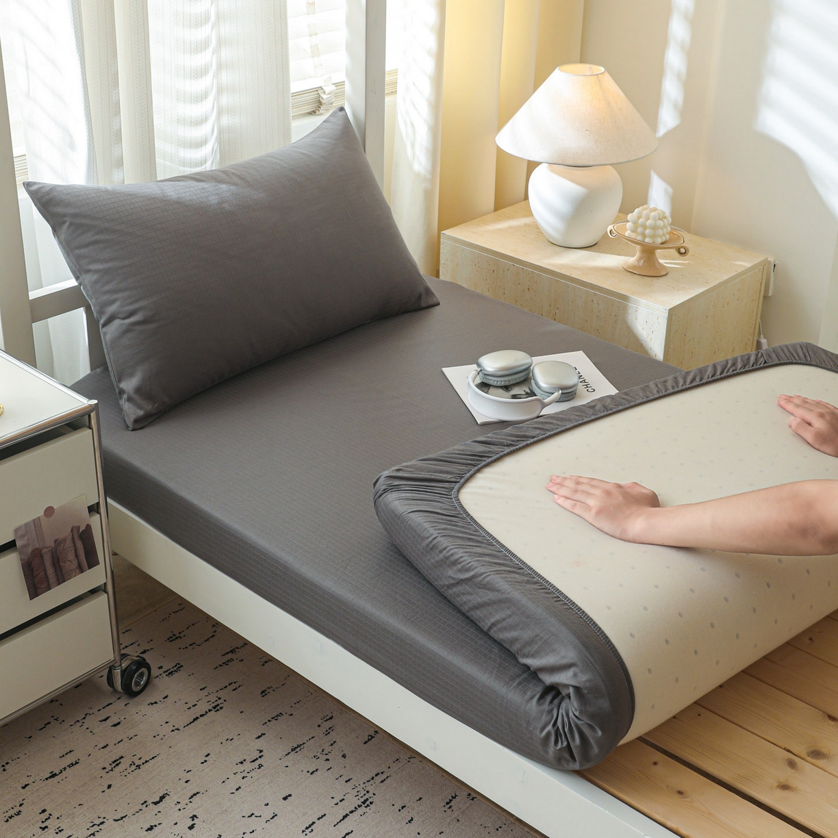 91家纺网 家纺一手货源 找家纺 简宜家居（朝初家纺） 2025新款60支贡缎提花A版纯棉床笠 绅士-灰