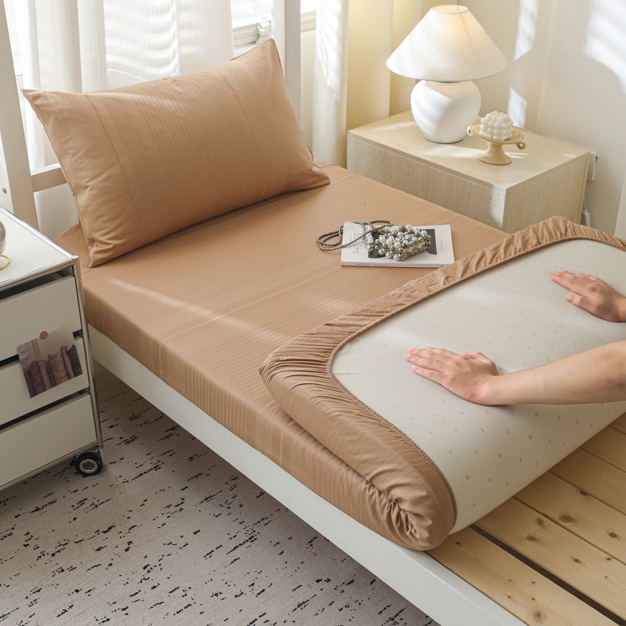 91家纺网 家纺一手货源 找家纺 简宜家居（朝初家纺） 2025新款60支贡缎提花A版纯棉床笠 条纹-咖