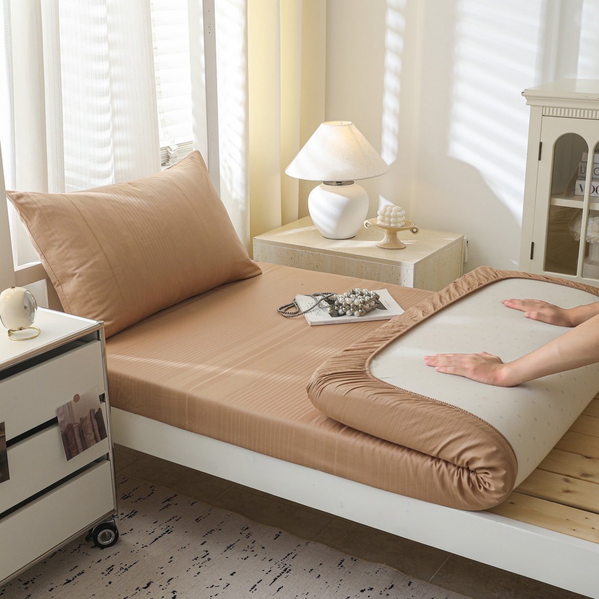 91家纺网 家纺一手货源 找家纺 简宜家居（朝初家纺） 2025新款60支贡缎提花A版纯棉床笠 条纹-咖