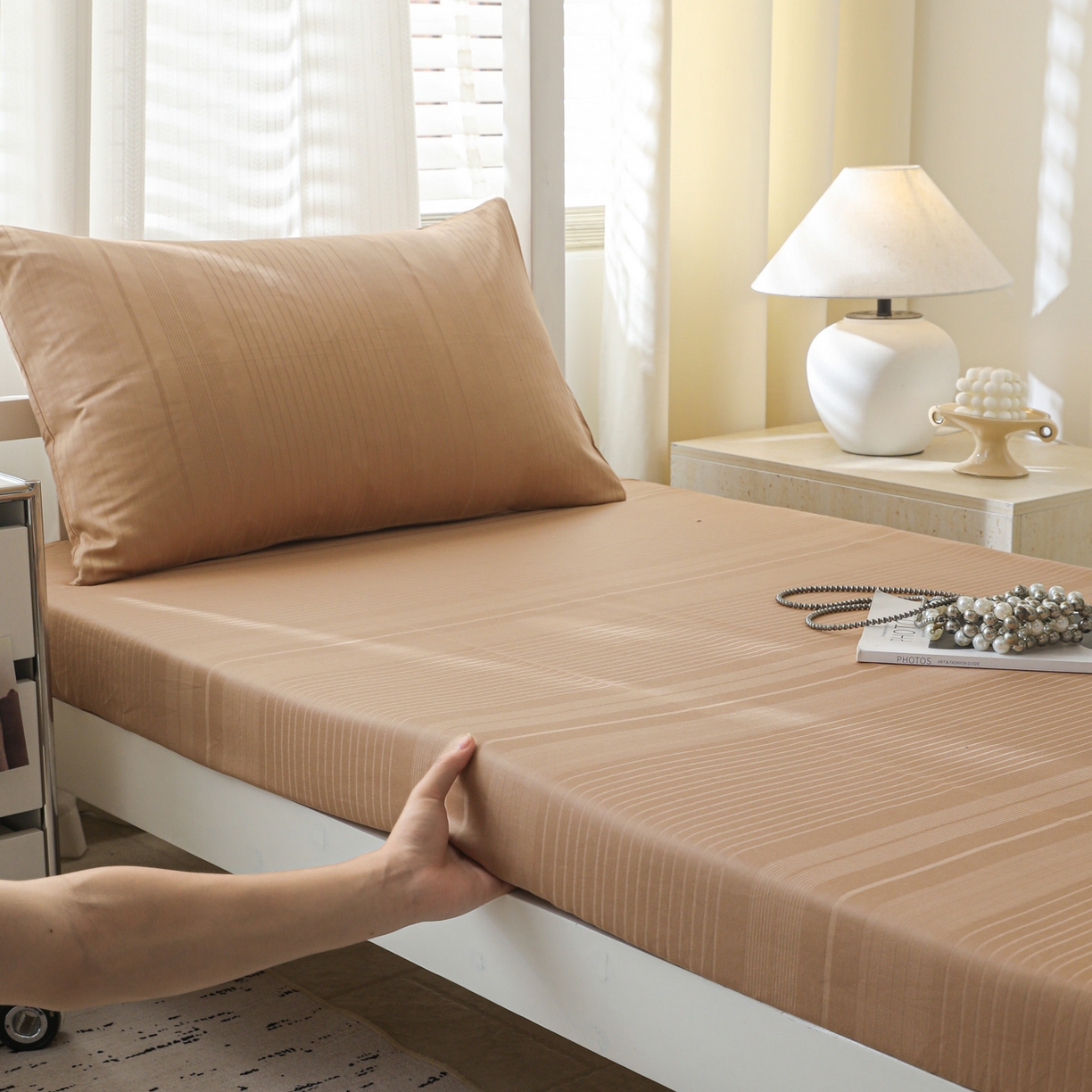 91家纺网 家纺一手货源 找家纺 简宜家居（朝初家纺） 2025新款60支贡缎提花A版纯棉床笠 条纹-咖