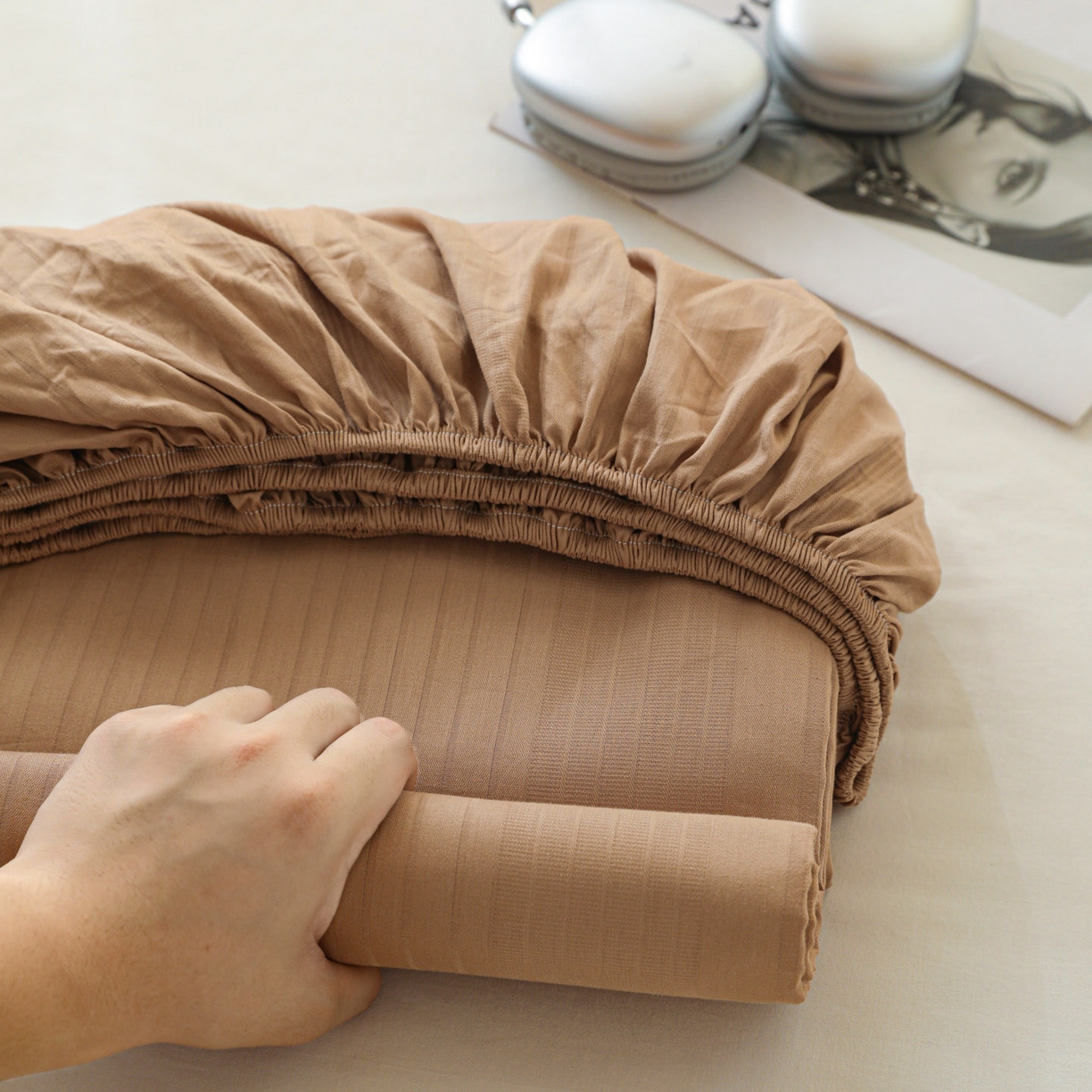 91家纺网 家纺一手货源 找家纺 简宜家居（朝初家纺） 2025新款60支贡缎提花A版纯棉床笠 条纹-咖