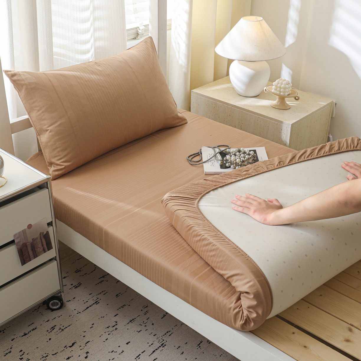 91家纺网 家纺一手货源 找家纺 简宜家居（朝初家纺） 2025新款60支贡缎提花A版纯棉床笠 条纹-咖