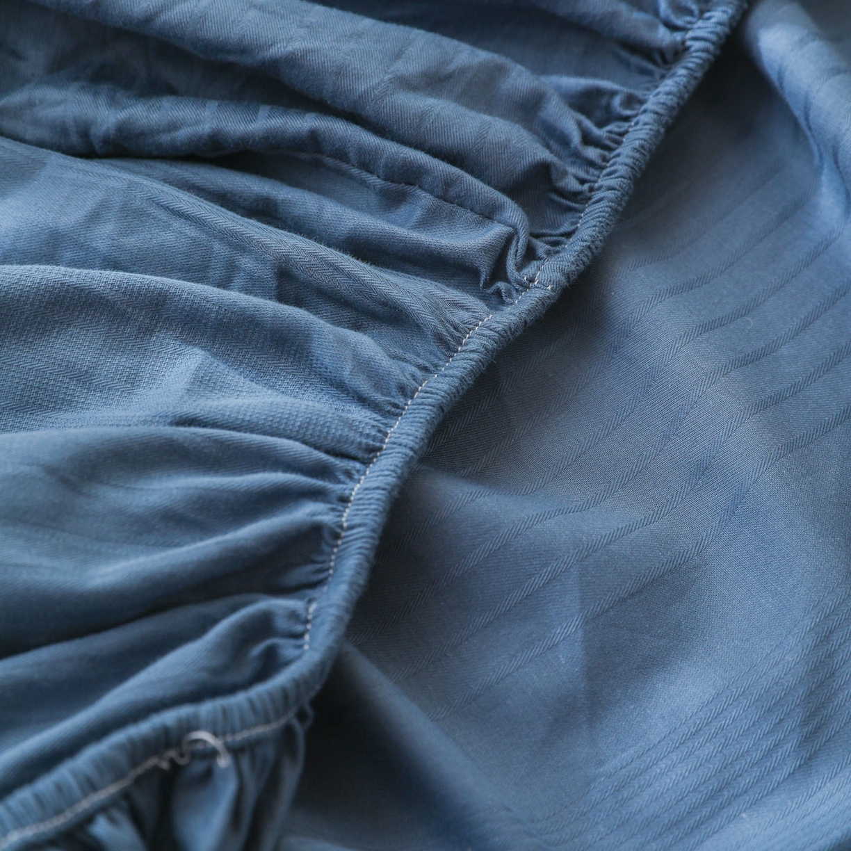 91家纺网 家纺一手货源 找家纺 简宜家居（朝初家纺） 2025新款60支贡缎提花A版纯棉床笠 条纹-蓝