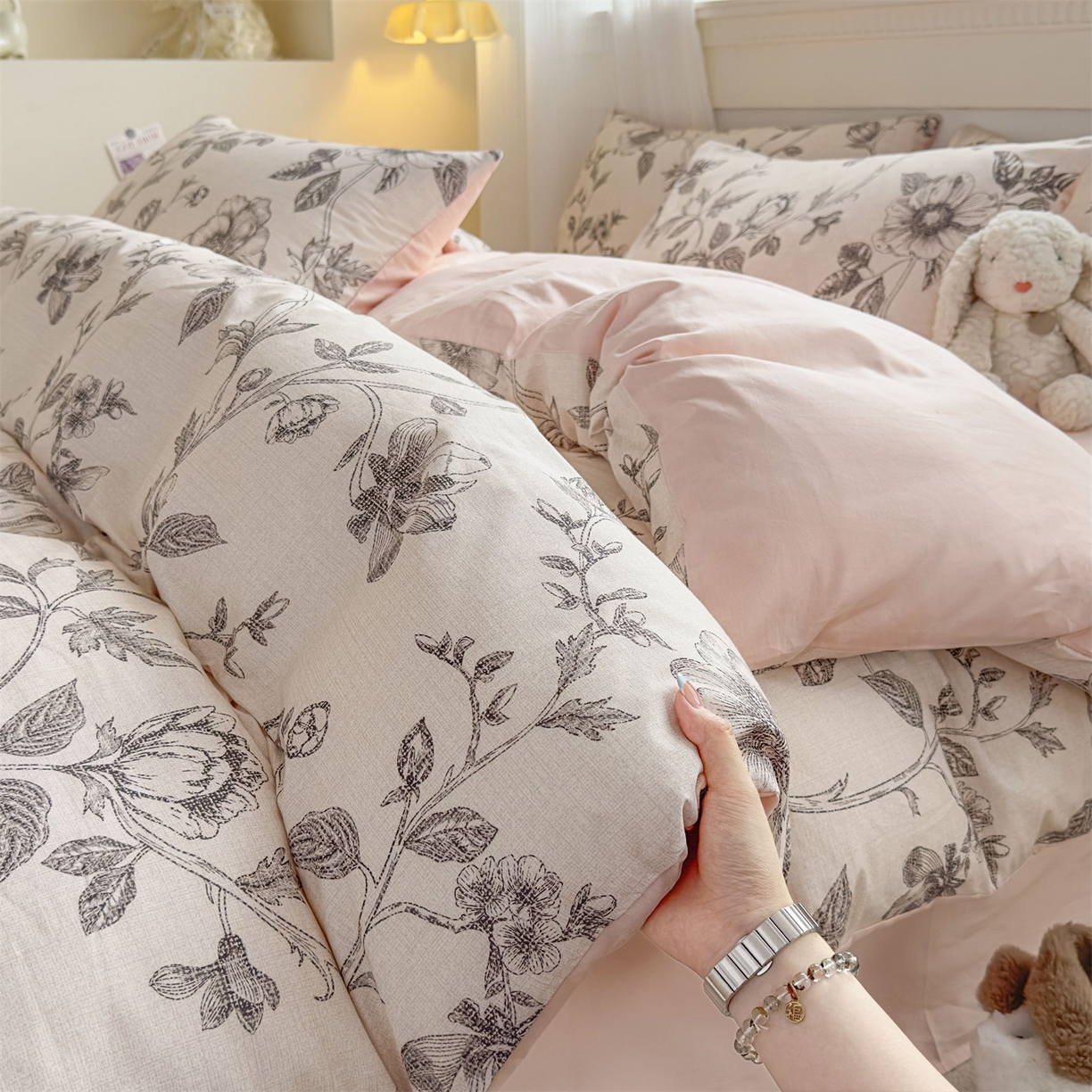 91家纺网 家纺一手货源 找家纺 恒爱家纺2025新款A类全棉印花四件套 恍然如梦