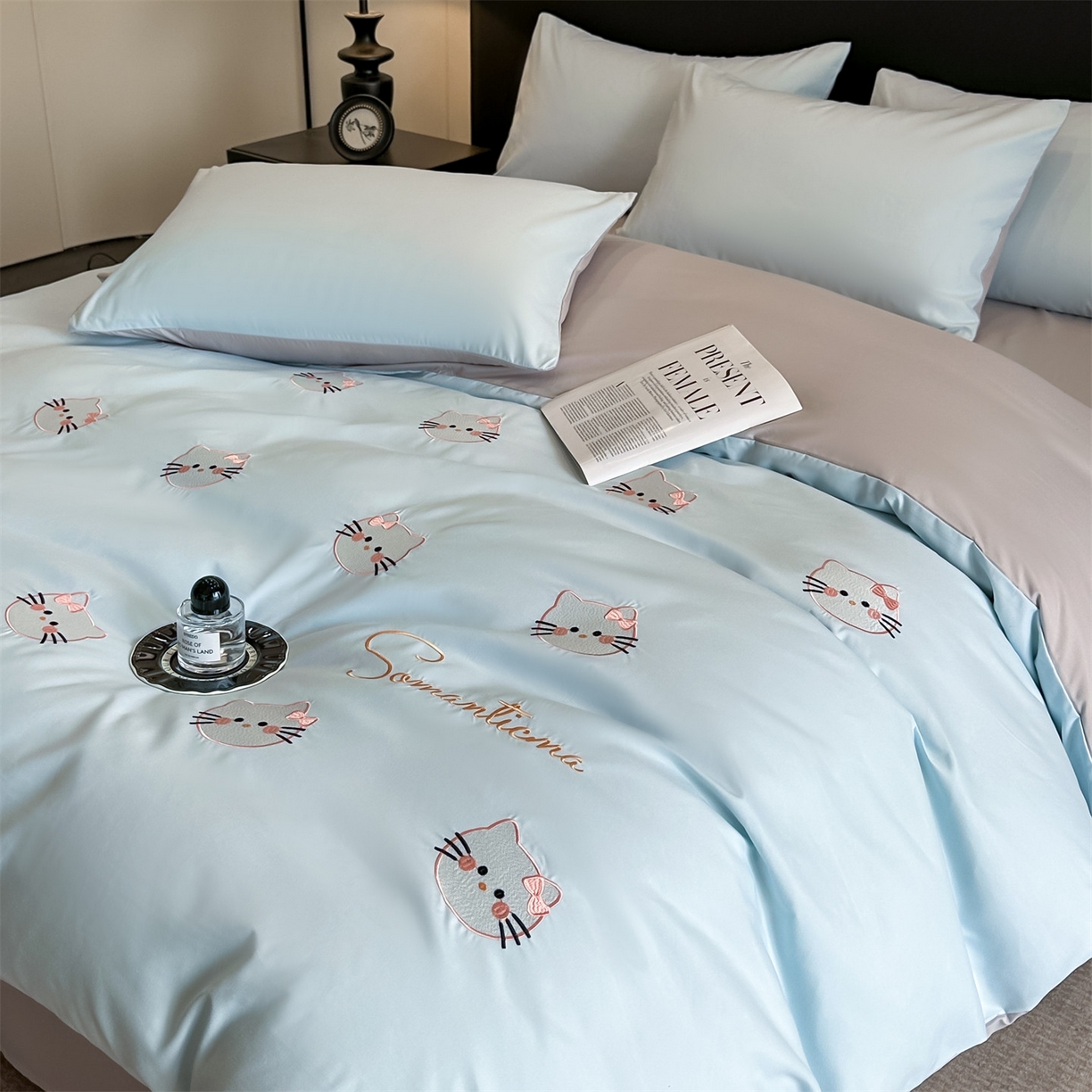 91家纺网 家纺一手货源 找家纺 笙意家纺 2025新款亲肤水洗棉刺绣满绣四件套 可爱猫-天蓝+山灰