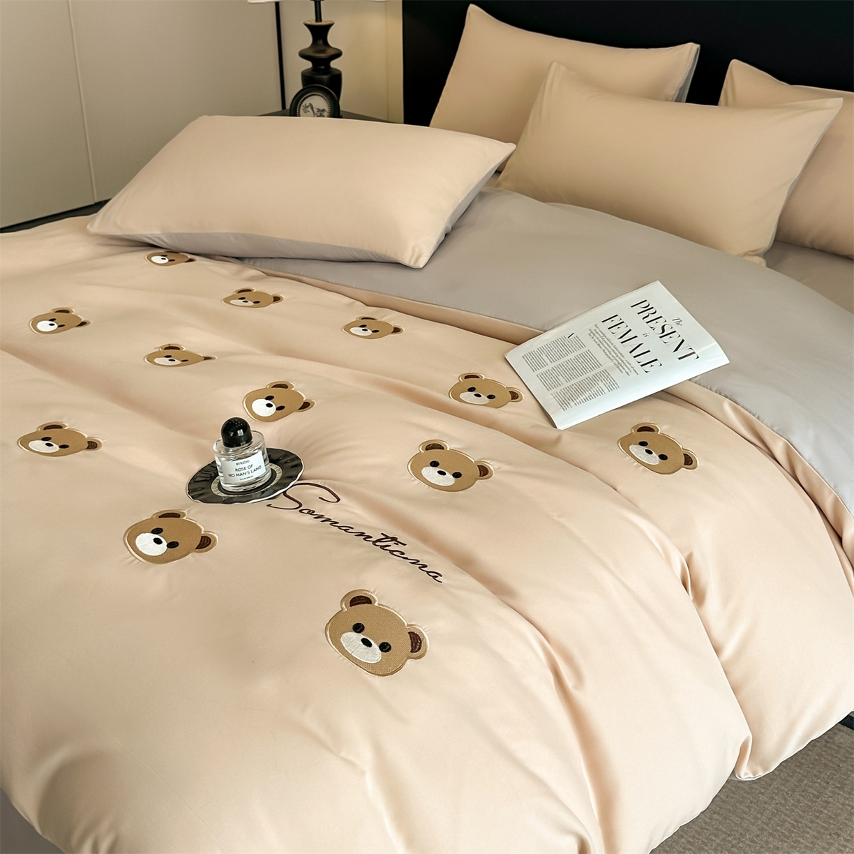 91家纺网 家纺一手货源 找家纺 笙意家纺 2025新款亲肤水洗棉刺绣满绣四件套 饼干熊-奶茶+山灰