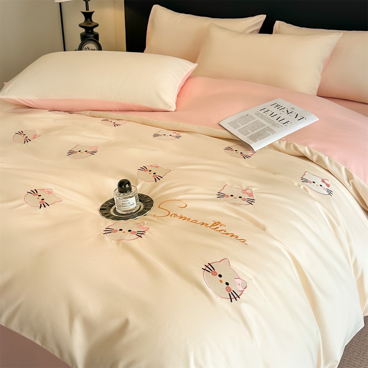 笙意家纺 2025新款亲肤水洗棉刺绣满绣四件套 可爱猫-奶昔白+奶油粉