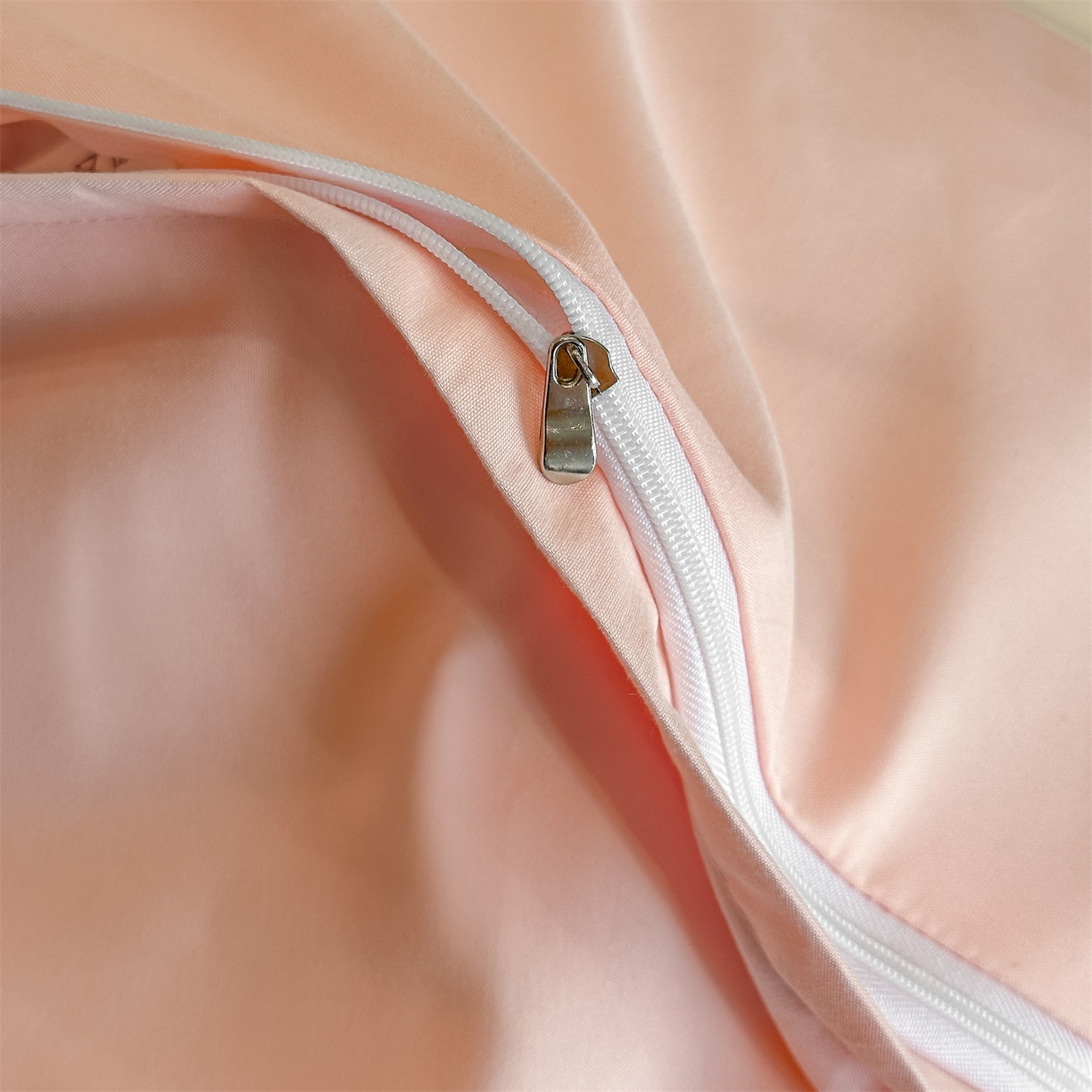 91家纺网 家纺一手货源 找家纺 笙意家纺 2025新款亲肤水洗棉刺绣满绣四件套 花朵-奶昔白+奶油粉