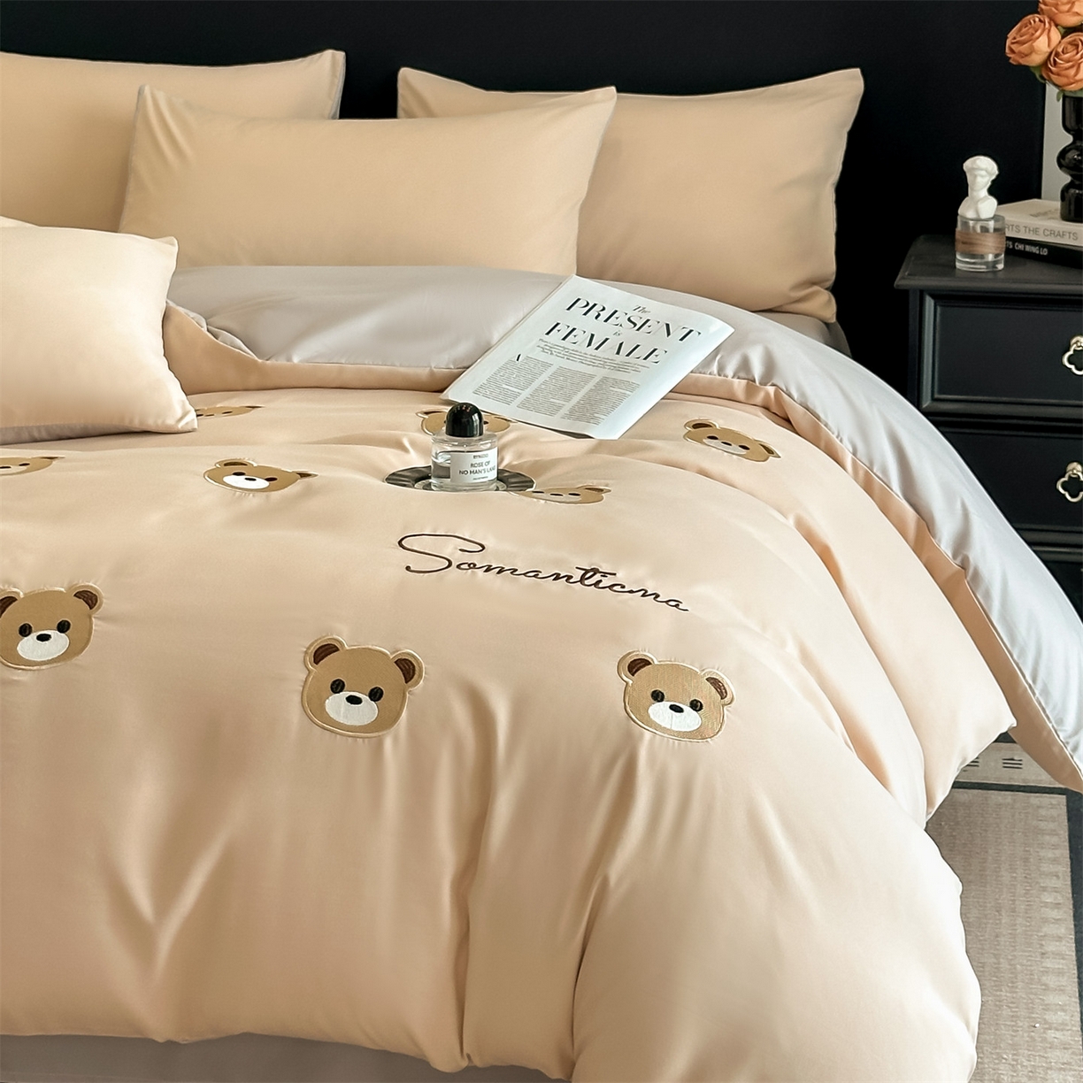 91家纺网 家纺一手货源 找家纺 笙意家纺 2025新款亲肤水洗棉刺绣满绣四件套 饼干熊-奶茶+山灰