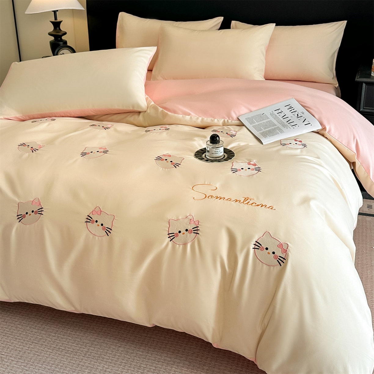 91家纺网 家纺一手货源 找家纺 笙意家纺 2025新款亲肤水洗棉刺绣满绣四件套 可爱猫-奶昔白+奶油粉