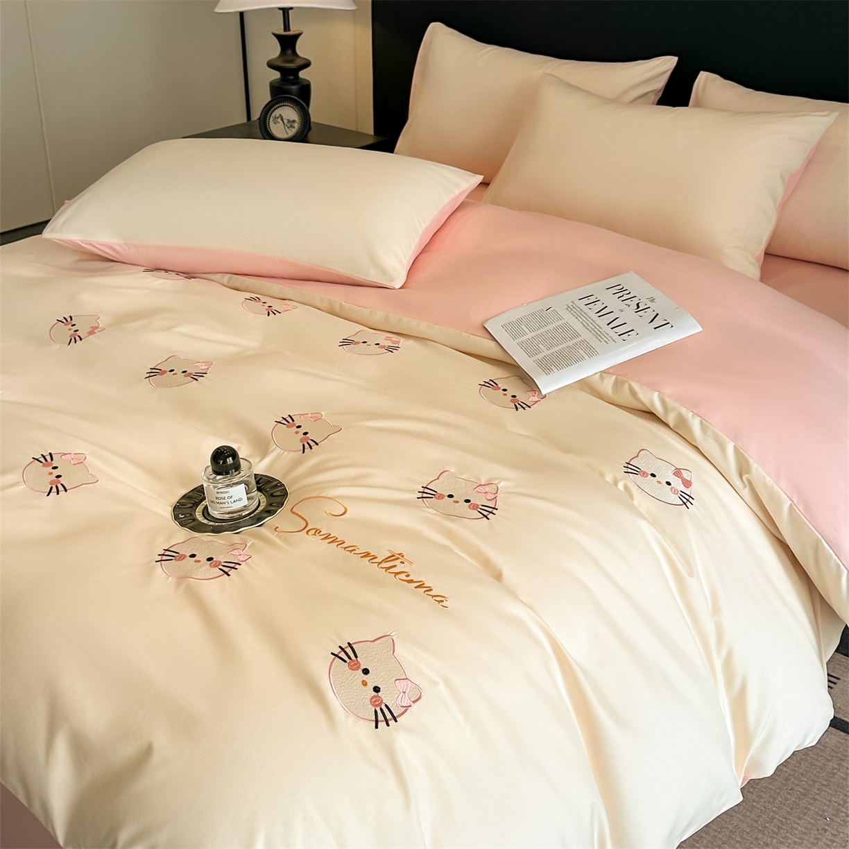 91家纺网 家纺一手货源 找家纺 笙意家纺 2025新款亲肤水洗棉刺绣满绣四件套 可爱猫-奶昔白+奶油粉