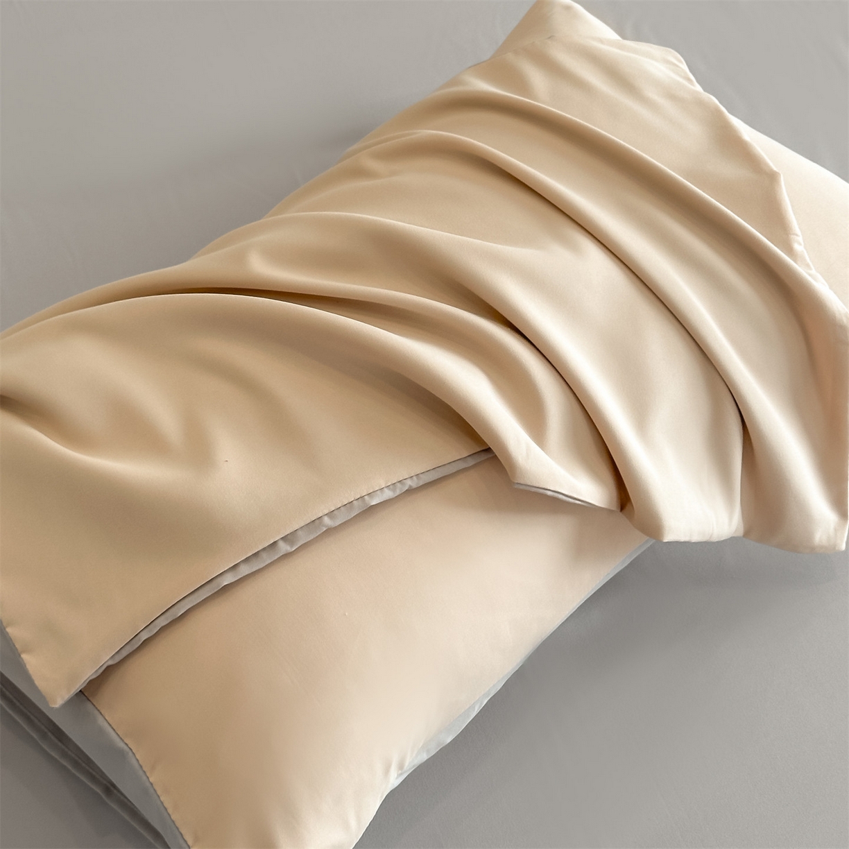 91家纺网 家纺一手货源 找家纺 笙意家纺 2025新款亲肤水洗棉刺绣满绣四件套 饼干熊-奶茶+山灰