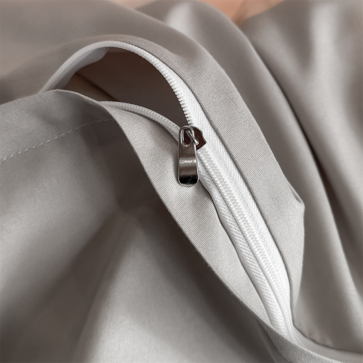 91家纺网 家纺一手货源 找家纺 笙意家纺 2025新款亲肤水洗棉刺绣满绣四件套 花朵-奶油粉+山灰