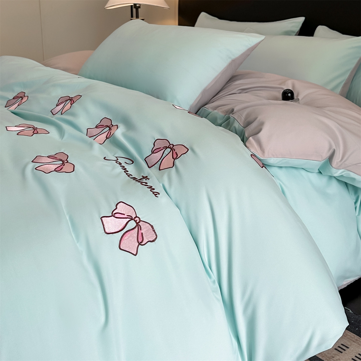 91家纺网 家纺一手货源 找家纺 笙意家纺 2025新款亲肤水洗棉刺绣满绣四件套 蝴蝶结-繁星兰+山灰