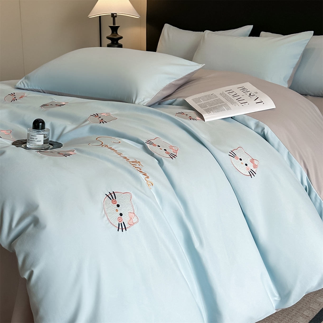 91家纺网 家纺一手货源 找家纺 笙意家纺 2025新款亲肤水洗棉刺绣满绣四件套 可爱猫-天蓝+山灰