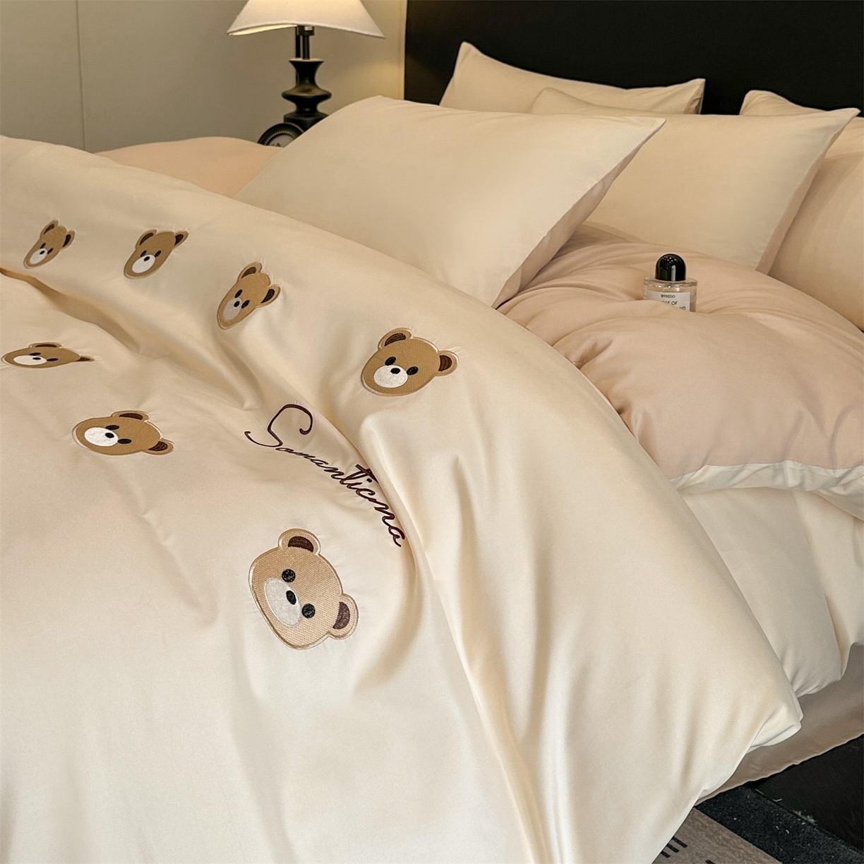 91家纺网 家纺一手货源 找家纺 笙意家纺 2025新款亲肤水洗棉刺绣满绣四件套 饼干熊-奶昔白+奶茶