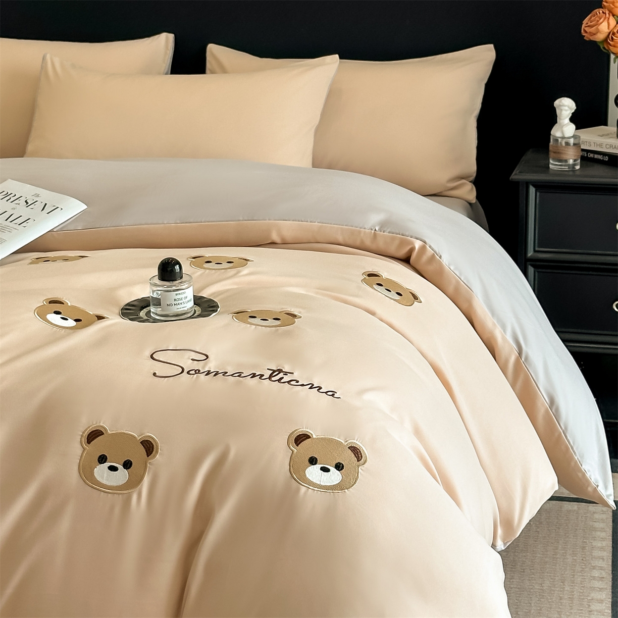 91家纺网 家纺一手货源 找家纺 笙意家纺 2025新款亲肤水洗棉刺绣满绣四件套 饼干熊-奶茶+山灰