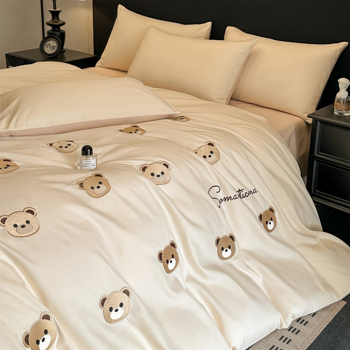 91家纺网 家纺一手货源 找家纺 笙意家纺 2025新款亲肤水洗棉刺绣满绣四件套 饼干熊-奶昔白+奶茶