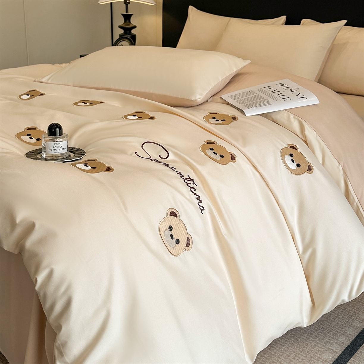 91家纺网 家纺一手货源 找家纺 笙意家纺 2025新款亲肤水洗棉刺绣满绣四件套 饼干熊-奶昔白+奶茶