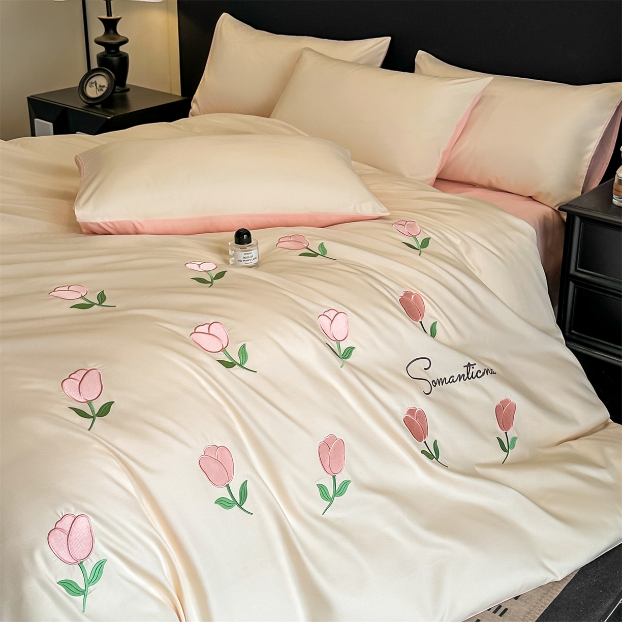 91家纺网 家纺一手货源 找家纺 笙意家纺 2025新款亲肤水洗棉刺绣满绣四件套 花朵-奶昔白+奶油粉