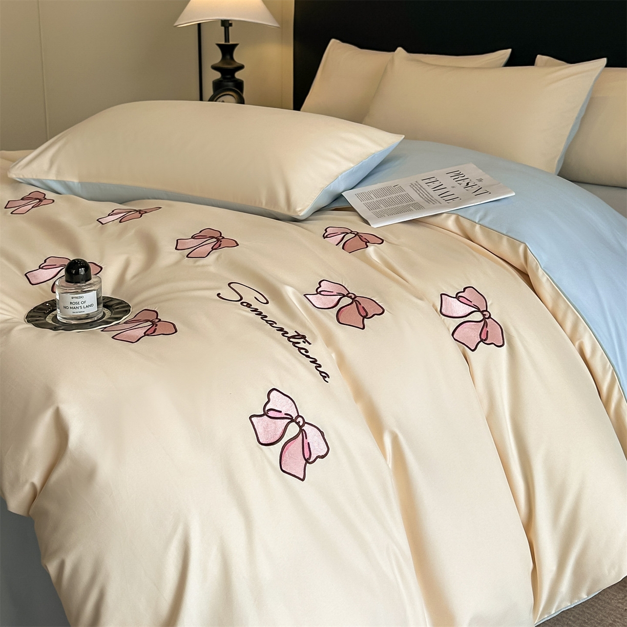 91家纺网 家纺一手货源 找家纺 笙意家纺 2025新款亲肤水洗棉刺绣满绣四件套 蝴蝶结-奶昔白+天蓝