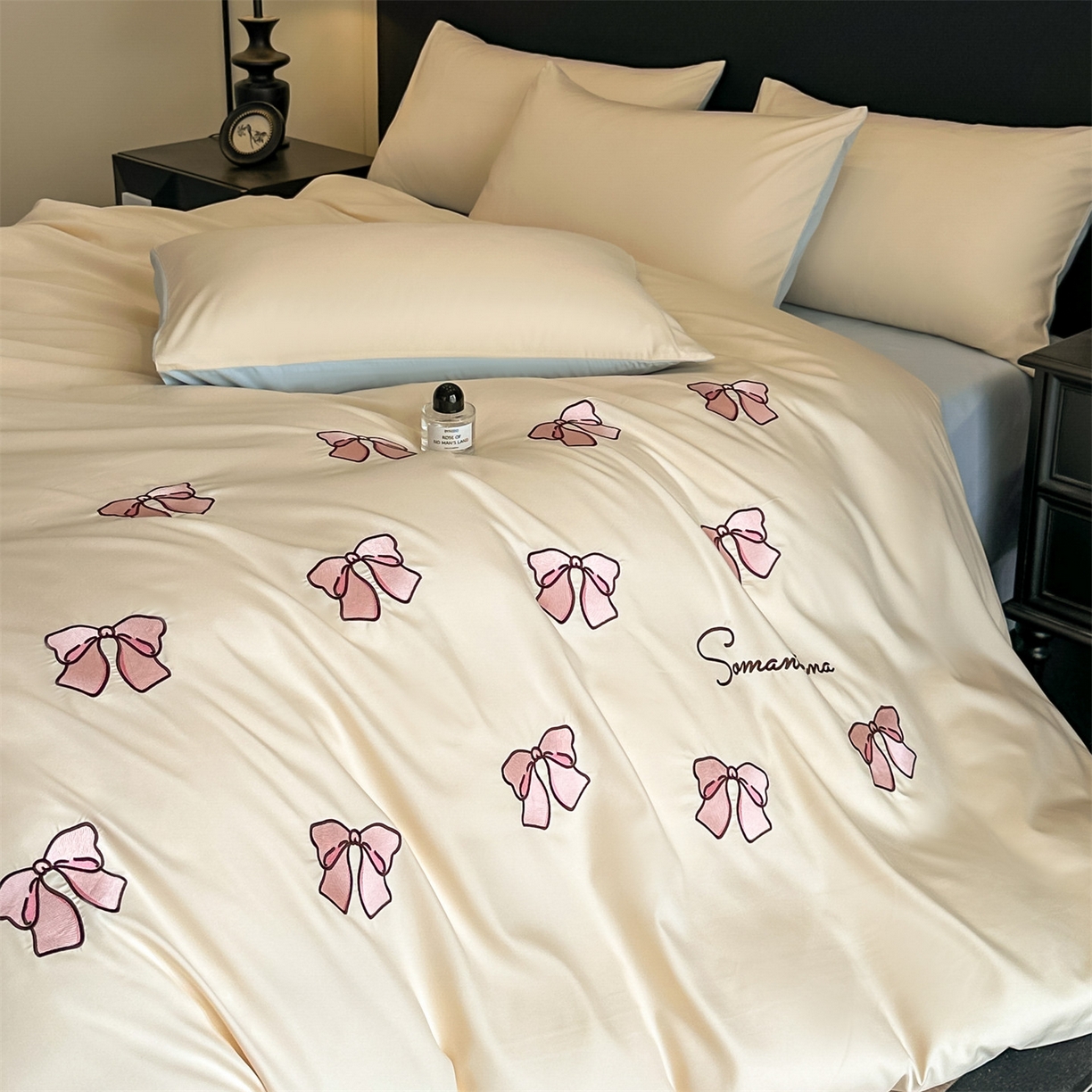 91家纺网 家纺一手货源 找家纺 笙意家纺 2025新款亲肤水洗棉刺绣满绣四件套 蝴蝶结-奶昔白+天蓝