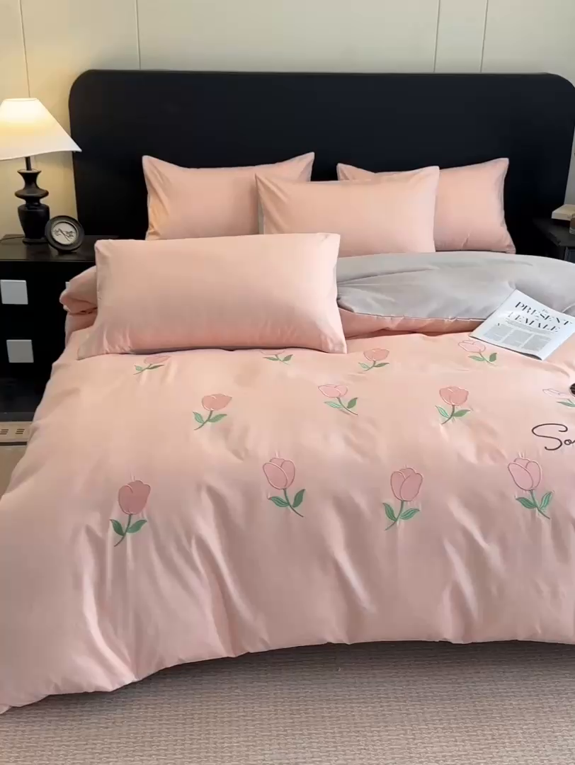 91家纺网 家纺一手货源 找家纺 笙意家纺 2025新款亲肤水洗棉刺绣满绣四件套 花朵-奶油粉+山灰