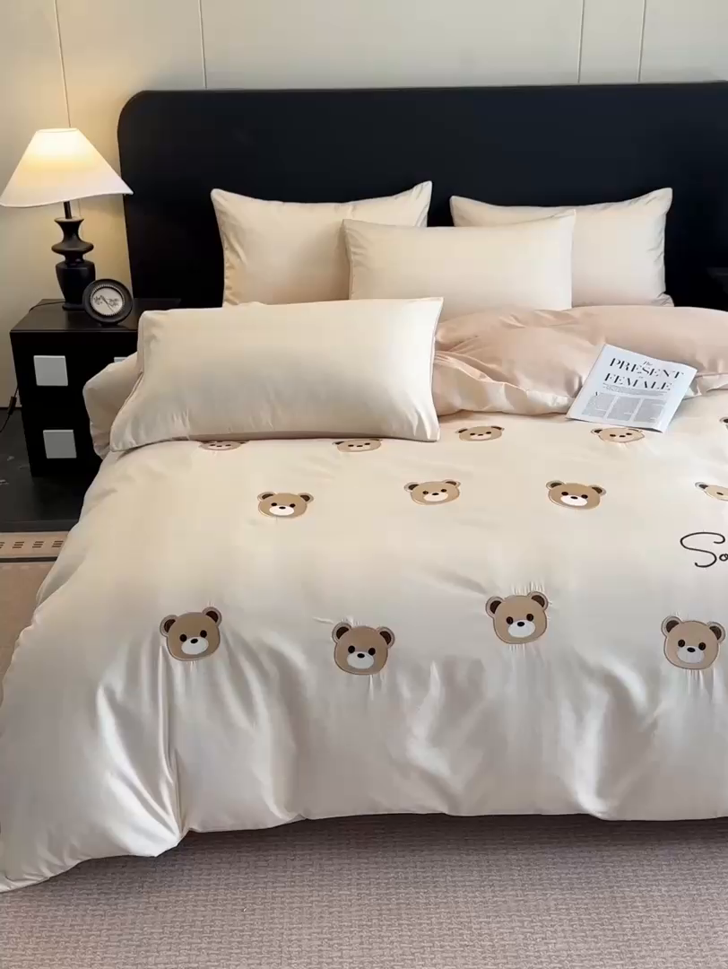 91家纺网 家纺一手货源 找家纺 笙意家纺 2025新款亲肤水洗棉刺绣满绣四件套 饼干熊-奶昔白+奶茶