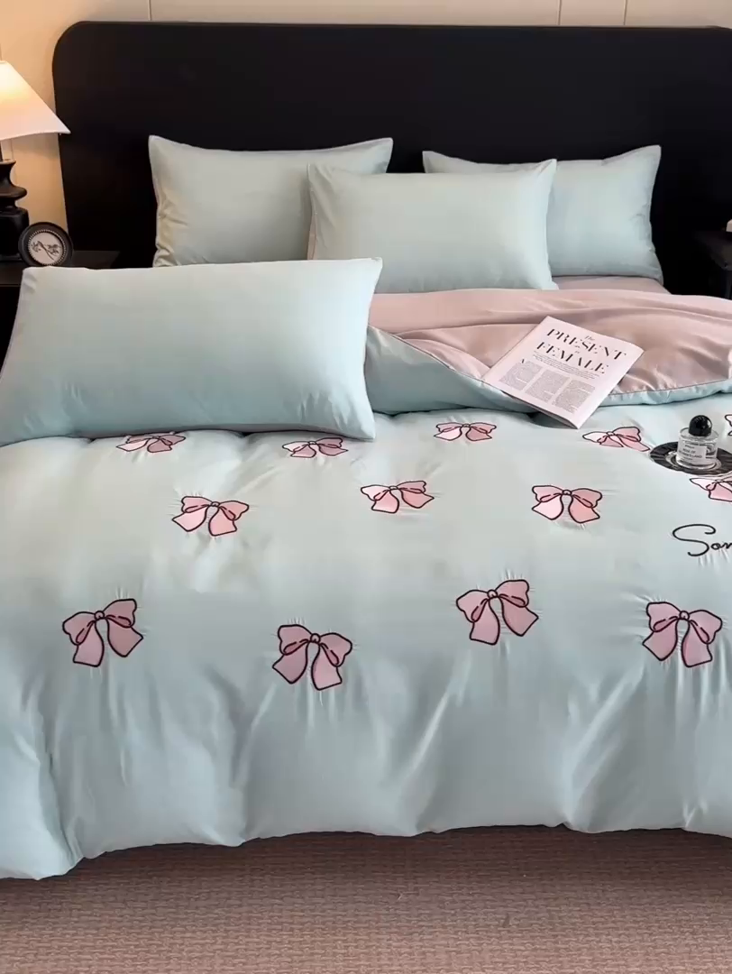 91家纺网 家纺一手货源 找家纺 笙意家纺 2025新款亲肤水洗棉刺绣满绣四件套 蝴蝶结-繁星兰+山灰