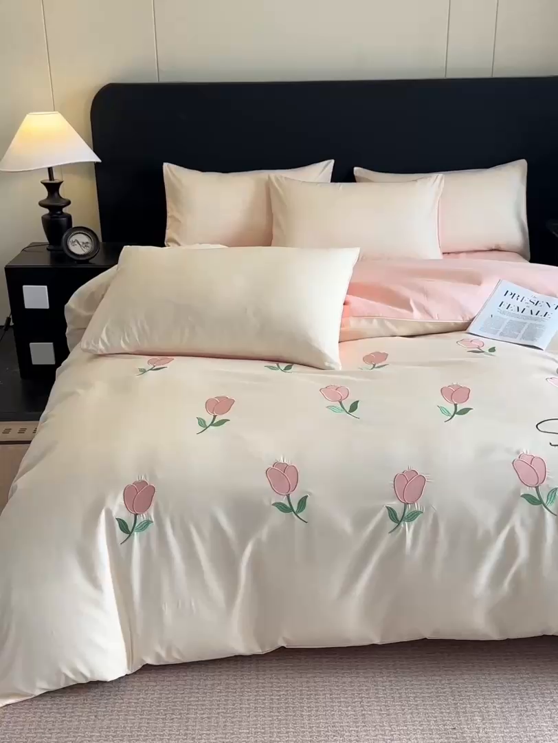 91家纺网 家纺一手货源 找家纺 笙意家纺 2025新款亲肤水洗棉刺绣满绣四件套 花朵-奶昔白+奶油粉