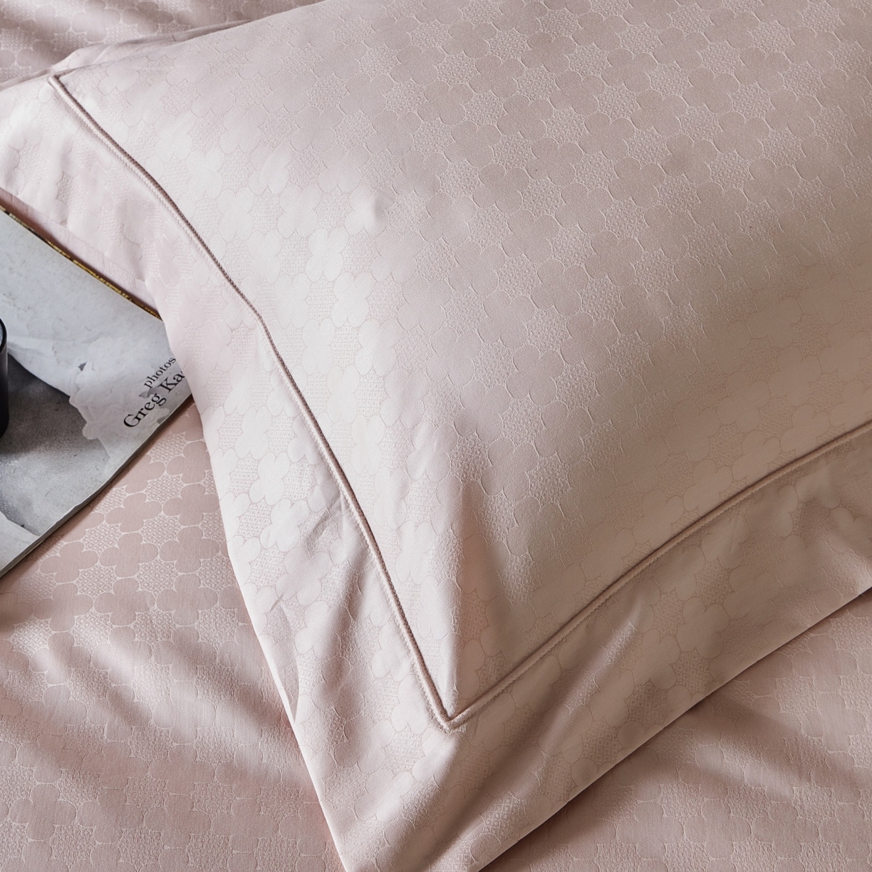 91家纺网 家纺一手货源 找家纺 鼎飞家纺 2025新款长绒棉全棉纯棉提花四件套 布拉提-恋粉