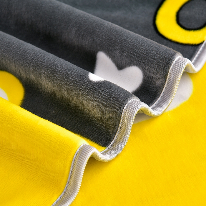 91家纺网 家纺一手货源 找家纺 缘莉娜家纺 2025新款亲肤舒适牛奶绒印花床裙花边款单被套单件被套单品被套 抱抱熊