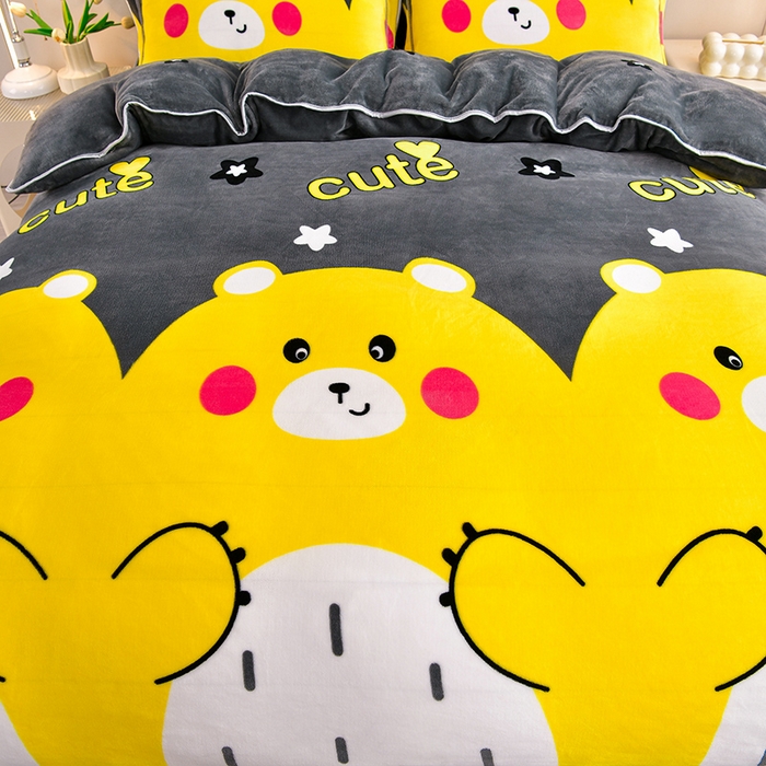 91家纺网 家纺一手货源 找家纺 缘莉娜家纺 2025新款亲肤舒适牛奶绒印花床裙花边款单被套单件被套单品被套 抱抱熊