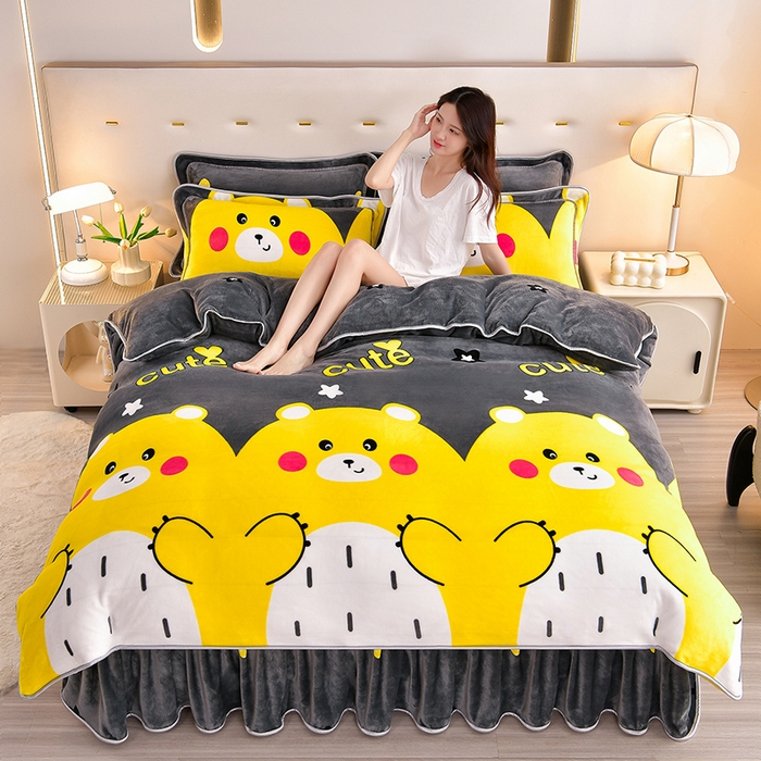 91家纺网 家纺一手货源 找家纺 缘莉娜家纺 2025新款亲肤舒适牛奶绒印花床裙花边款单被套单件被套单品被套 抱抱熊