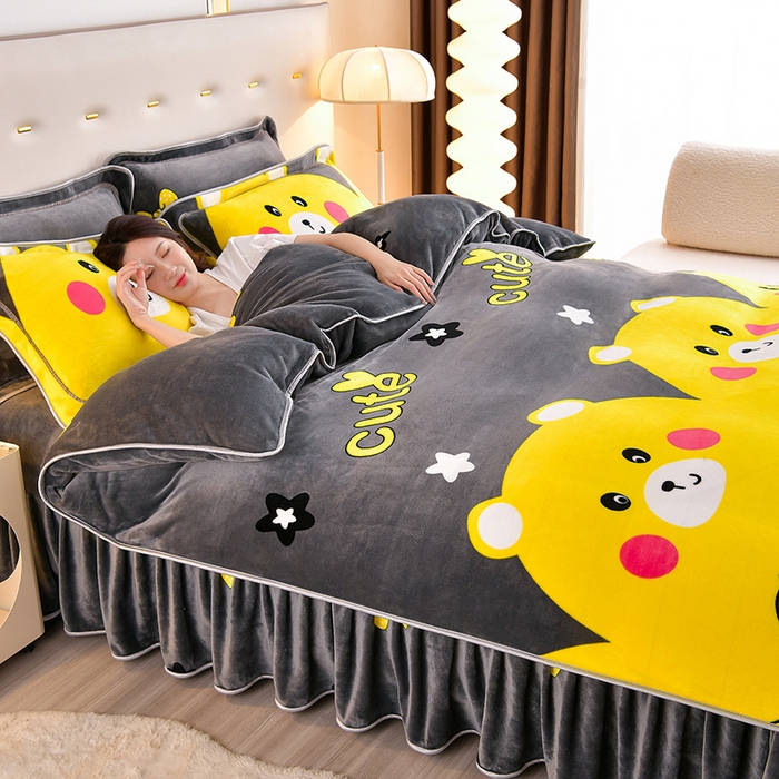 91家纺网 家纺一手货源 找家纺 缘莉娜家纺 2025新款亲肤舒适牛奶绒印花床裙花边款单被套单件被套单品被套 抱抱熊