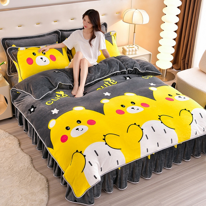 91家纺网 家纺一手货源 找家纺 缘莉娜家纺 2025新款亲肤舒适牛奶绒印花床裙花边款单被套单件被套单品被套 抱抱熊