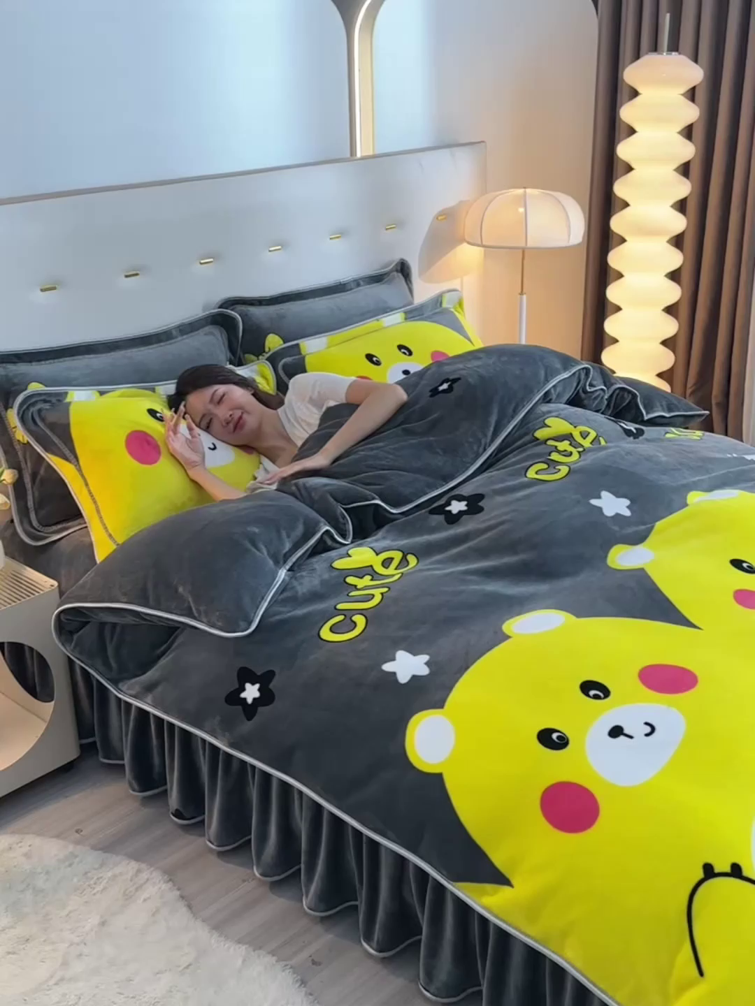 91家纺网 家纺一手货源 找家纺 缘莉娜家纺 2025新款亲肤舒适牛奶绒印花床裙花边款单被套单件被套单品被套 抱抱熊