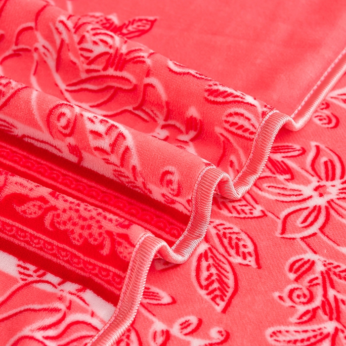 91家纺网 家纺一手货源 找家纺 缘莉娜家纺 2025新款亲肤舒适牛奶绒印花床裙花边款单被套单件被套单品被套 红粉佳人